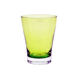 Zielona szklanka do napojów