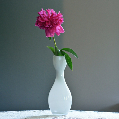 Biały wazon na jeden kwiatek różę gerberę