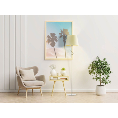 Piękna minimalistyczna lampa stojąca z abażurem ecru ustawiona w salonie